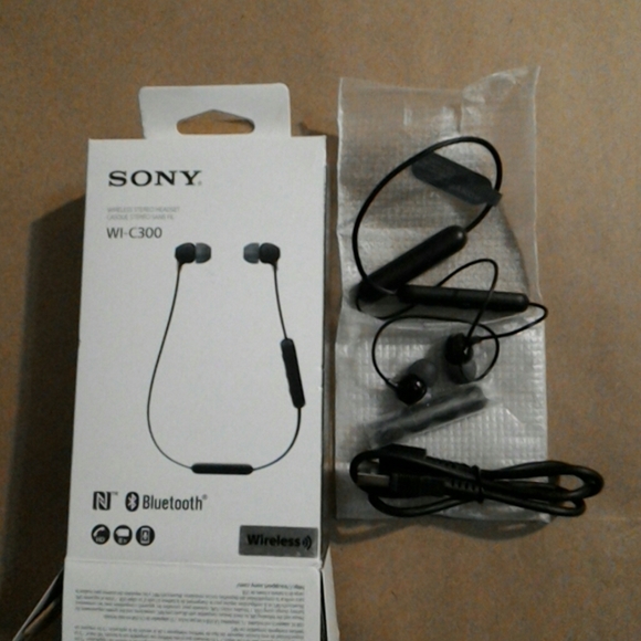 WI-C100 Wireless In-ear Headphones - Picture 3 of 3